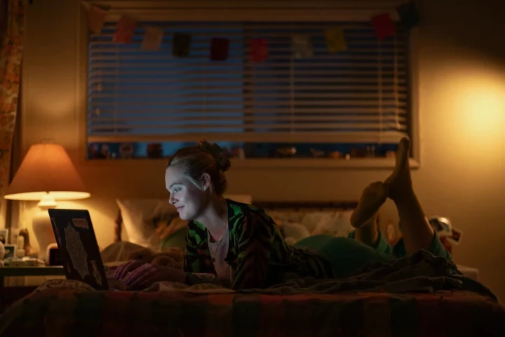 Ель Феннінг сяє у ролі з фінансовими негараздами Марґо.
1