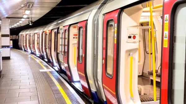 Головна 161 «Дайвінг у проміжок» – поширена звичка у поїздах, у якій британські пасажири…