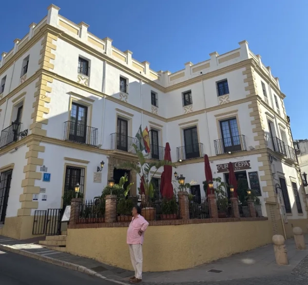 Побілений винний бар і тераса в Ронді, Іспанія, з чоловіком, що стоїть попереду