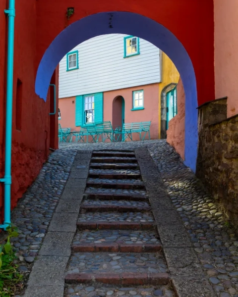 Барвиста арка в мальовничому селі Портмеріон у Північному Уельсі, Велика Британія.