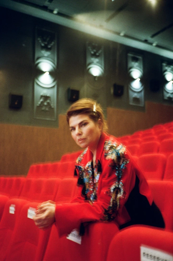 Тоня Ноябрьова, режисерка, розповідає про кіно "Весна-літо", моду та відображення "війни без війни" 9 Тоня Ноябрьова, режисерка, розповідає про кіно "Весна-літо", моду та відображення "війни без війни"
3