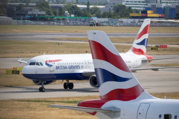 Пасажирський літак, що експлуатується British Airways Plc, у терміналі 5 аеропорту Лондон Хітроу в Лондоні, Велика Британія, у понеділок, 14 липня 2025 року. Лондонський аеропорт Хітроу планує інвестувати 10 мільярдів фунтів стерлінгів (13,6 мільярда доларів США) протягом наступних п'яти років у модернізацію своїх терміналів та послуг після того, як домінуючий британський хаб опустився у світовому рейтингу аеропортів. Фотограф: Джейсон Олден/Bloomberg via Getty Images