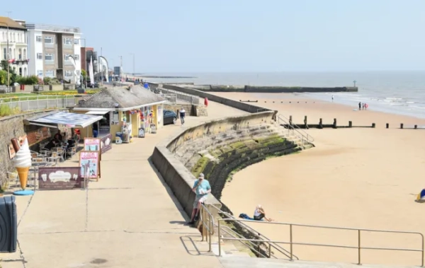 Набережна та пляж. Випадкові люди. Волтон-он-те-Нейз