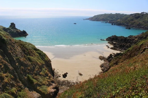 Вид на піщану бухту та синє море затоки та пляжу Петі-Порт на острові Гернсі.