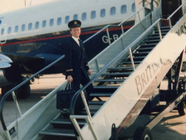 Дел Вайлден сідає в літак для свого першого польоту в ролі бортпровідника