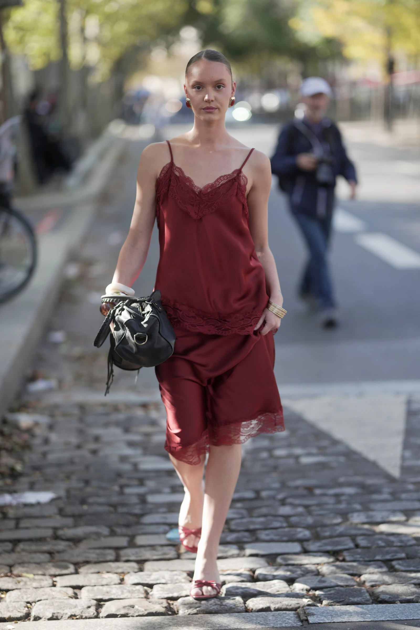 Вінтажна сукня з дев'яностих знову в моді: головний хіт літа 2026.
3