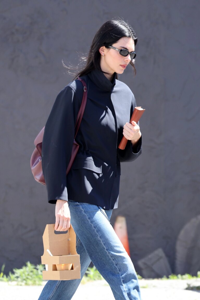 Тенденція весни-літа 2026: сумка з відкидним верхом, як у Кендалл Дженнер 23 Тенденція весни-літа 2026: сумка з відкидним верхом, як у Кендалл Дженнер 5