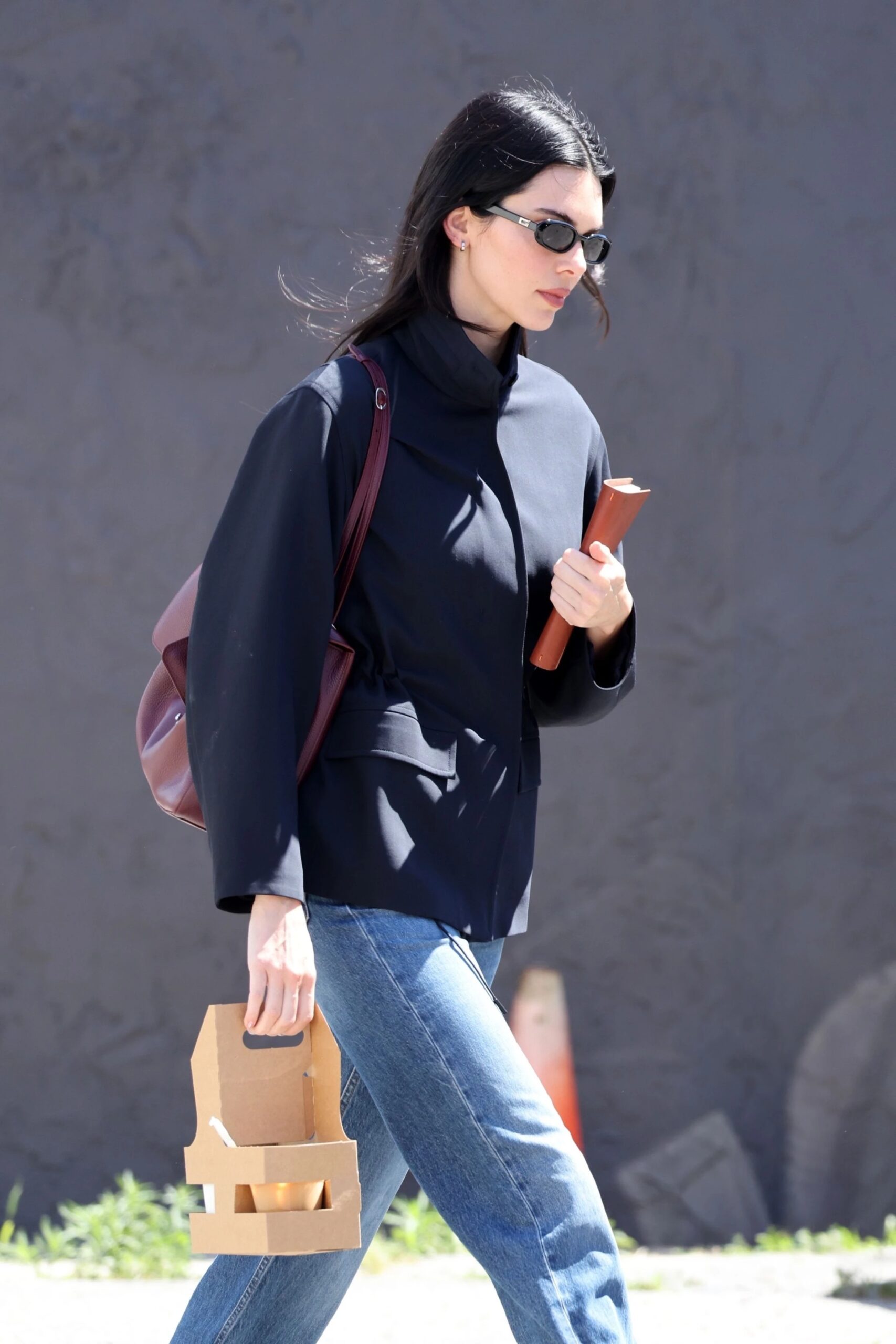 Тенденція весни-літа 2026: сумка з відкидним верхом, як у Кендалл Дженнер