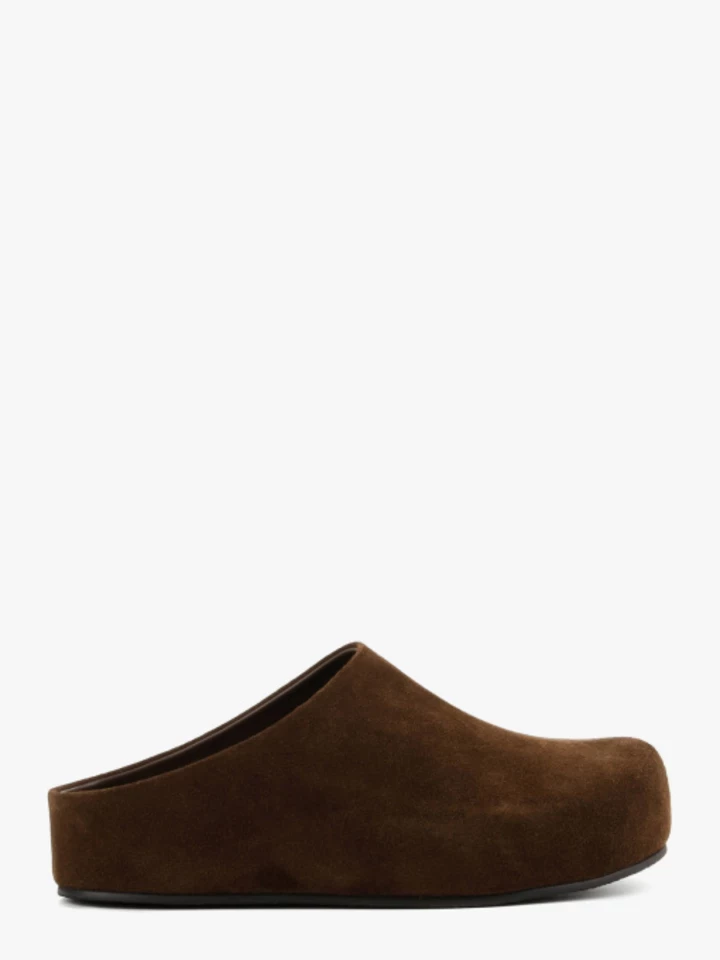 Шкіряні сабо – несподіваний модний хіт цієї весни
2