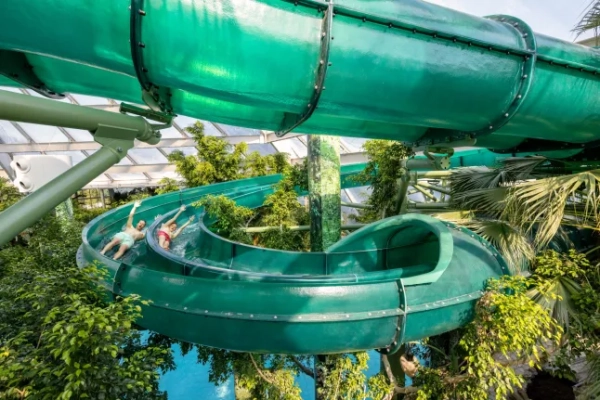 Аквапарк «Аква Мундо» з його акваріумом просто неба та гірками в торговому центрі «Центр-парк».