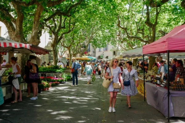 Ринок Place aux Herbes в Юзесі, Франція