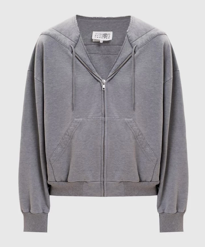 Цей звичайний предмет знову в топі весняних тенденцій.
6