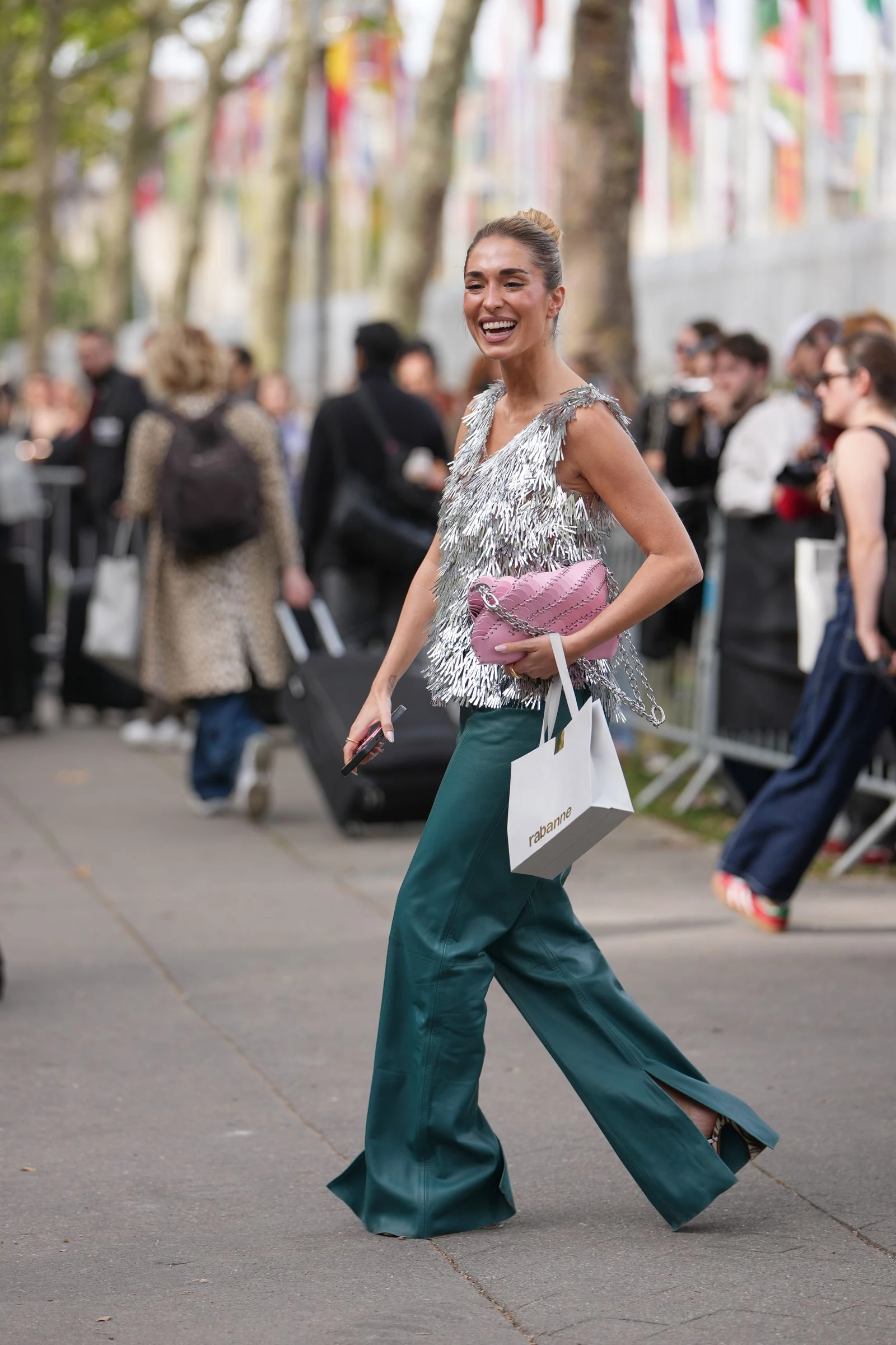 Розрізані штани: пік сексуальності та головний тренд 2026 року, що перетворює навіть повсякденний стиль.
8