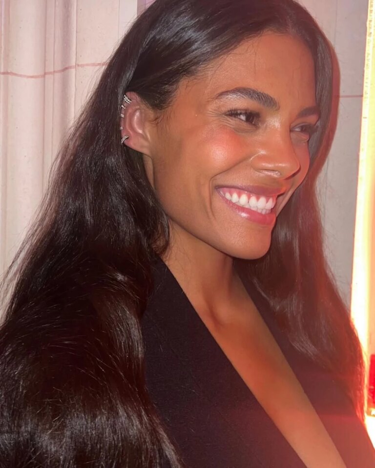 Неохайна довжина: відросле волосся в моді, дарує стиль зачіскам. 18