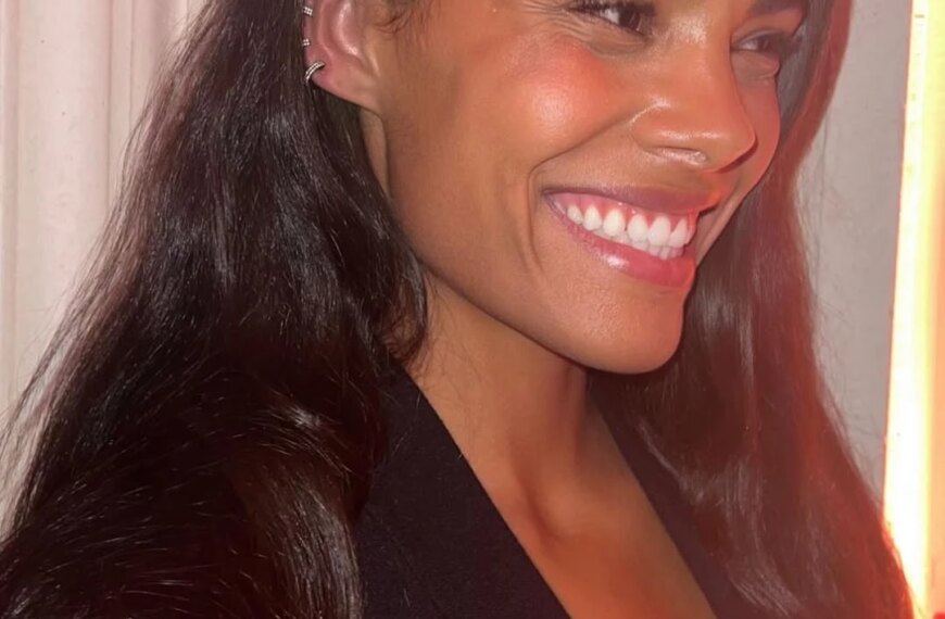 Головна 234 Неохайна довжина: відросле волосся в моді, дарує стиль зачіскам.