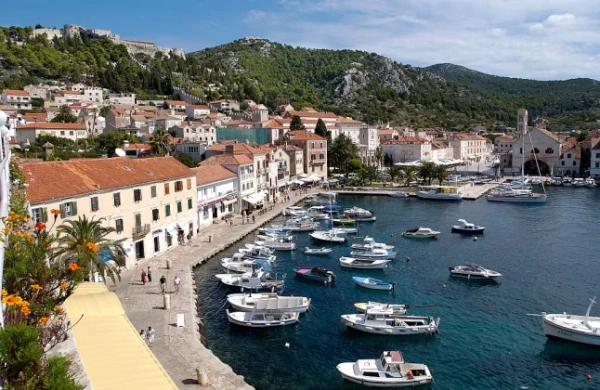 Повний список закритих туристичних компаній у Великій Британії у 2026 році через закриття ще однієї фірми 13 Хорватія - Ілюстрація - Хвар