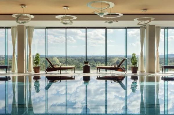 Головна 238 Цей європейський готель має спа-центр у хмарочосі з видом на річку, який…
