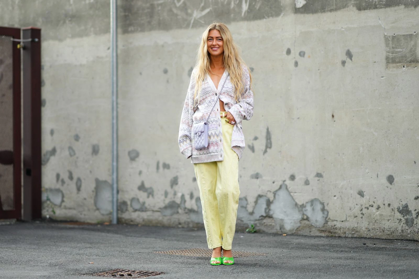 Джинси інших відтінків: 4 альтернативи синьому, що сподобаються стильним жінкам.
2