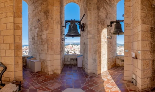 «Затишна» альтернатива Барселоні з перельотами за £34 та 20°C у квітні 13 Реус, провінція Таррагона. Каталонія, Іспанія. 20 листопада 2022 року: дзвіниця католицької церкви монастиря Сан-Педро-Апостол міста Реус.; Shutterstock ID 2447639355; замовлення_на_продаж: -; робота: -; клієнт: -; інше: