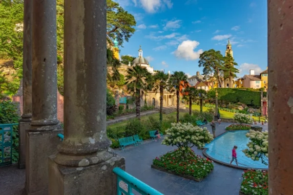 Портмеріон, село в Північному Уельсі, спроектоване за зразком Середземномор'я.