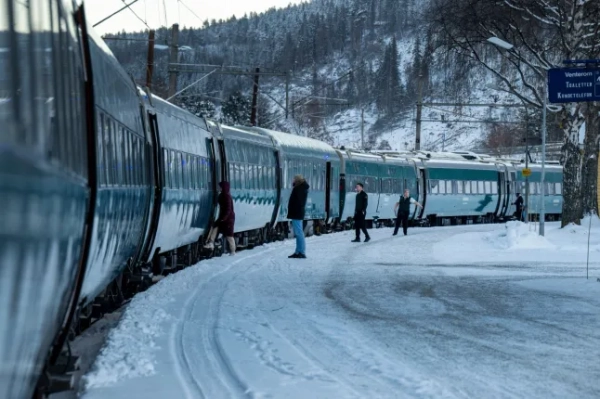 Я поїхав на «найкрасивішому поїзді Європи» туди, де знімали «Зоряні війни» 15 Кілька пасажирів сідають на станцію у поїзд, що курсує за маршрутом Осло - Берген.