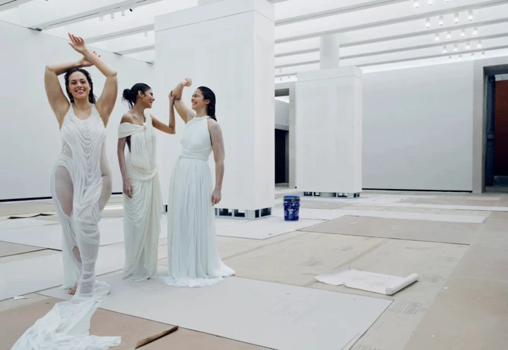 Інформація про показ Costume Art в Метрополітен-музеї.