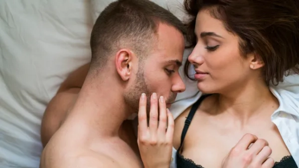 Закохана пара пристрасно торкається одне одного