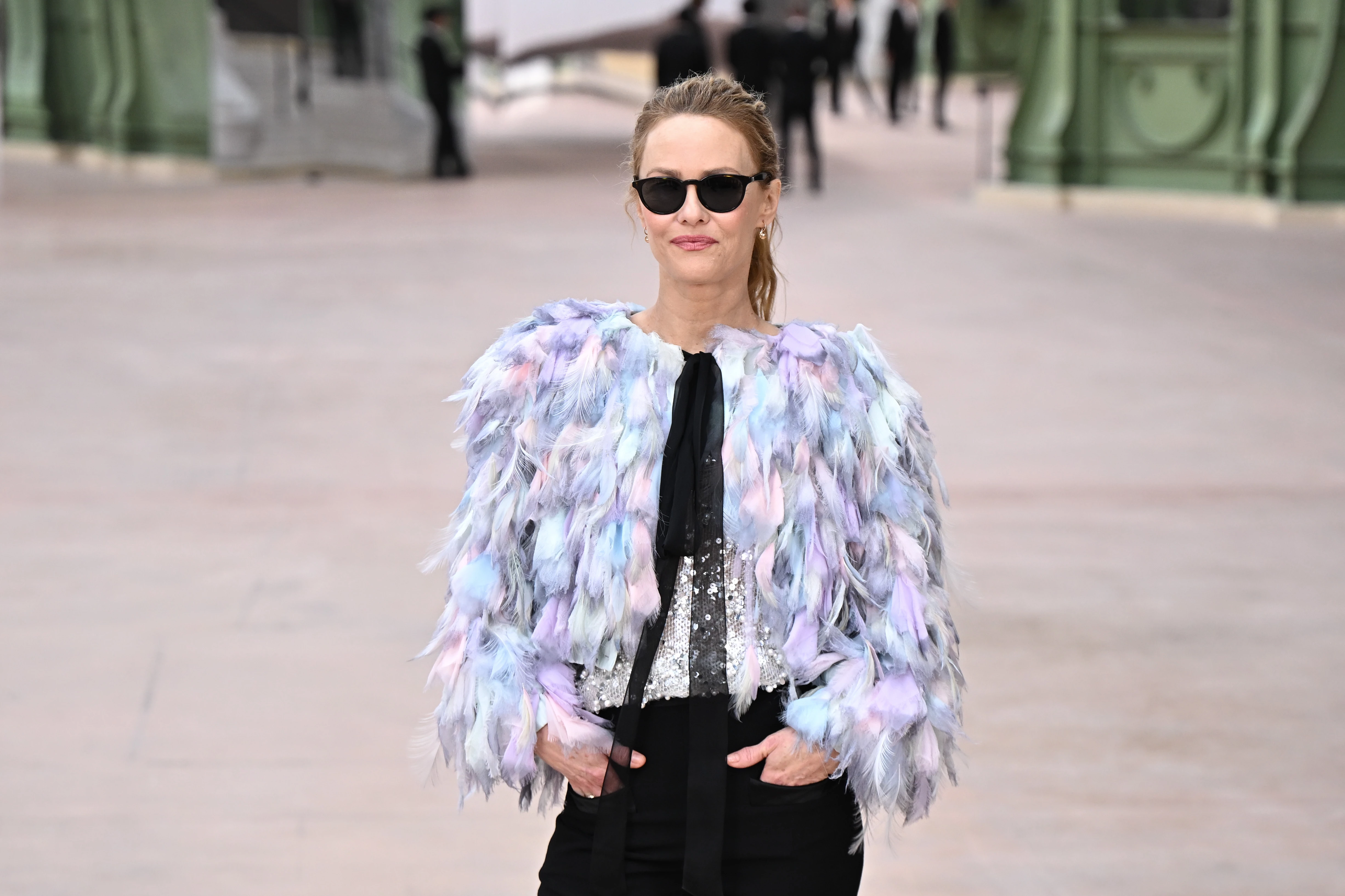 17 елегантних зачісок для жінок 50+, натхненних зірками.
1