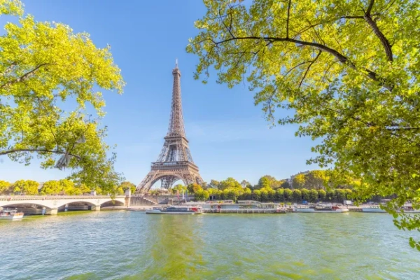 Ейфелева вежа в Парижі