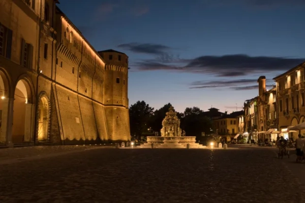 Замок у Чезені, Італія, вночі.