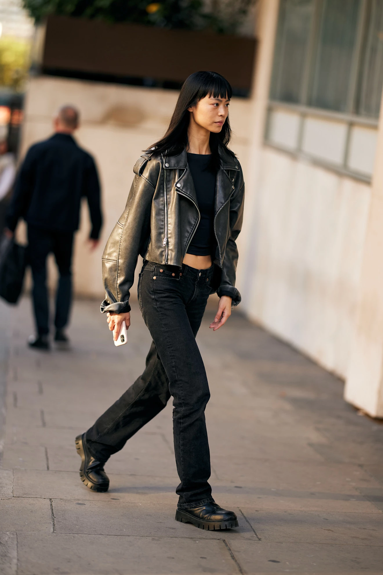 Вузькі темні джинси: несподіване відродження тренду