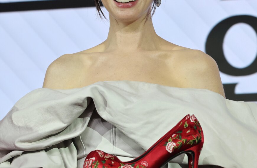 Знову з чубчиком: Енн Гетевей відтворює знакову зміну іміджу з “Диявол носить&hellip;