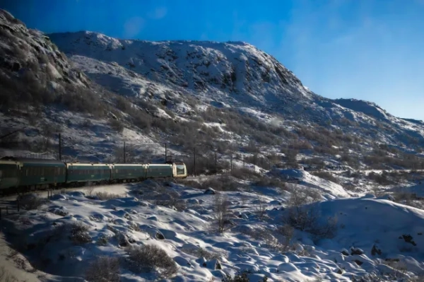 Я поїхав на «найкрасивішому поїзді Європи» туди, де знімали «Зоряні війни» 16 Панорамний вид на поїзд, який проїжджає через Національний парк Халлінгскарвет дорогою до міста Берген, Норвегія, 5 січня 2024 року. Залізничний маршрут з Осло до Бергена, відомий як Бергенська лінія (Bergensbanen), забезпечує унікальний залізничний досвід, що пропонує мандрівникам мальовничі подорожі одними з найзахопливіших краєвидів Норвегії. Залізнична лінія створює тісний зв'язок з північною дикою природою, поїзд перетинає високі плато та річки, пропонуючи незабутні панорами. (Фото Хорхе Мантілли/NurPhoto via Getty Images)