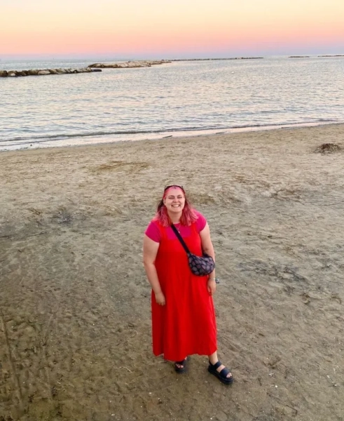 Репортерка з питань стилю життя Елеонор Нойс на пляжі в Емілії-Романії, Італія.