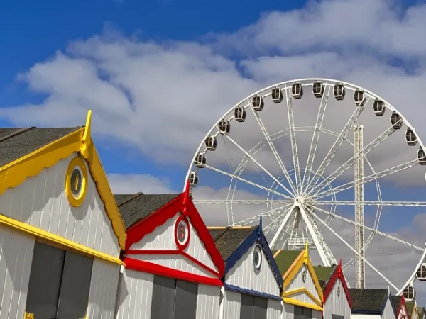 Колесо огляду Грейт-Ярмут за пляжними будиночками.