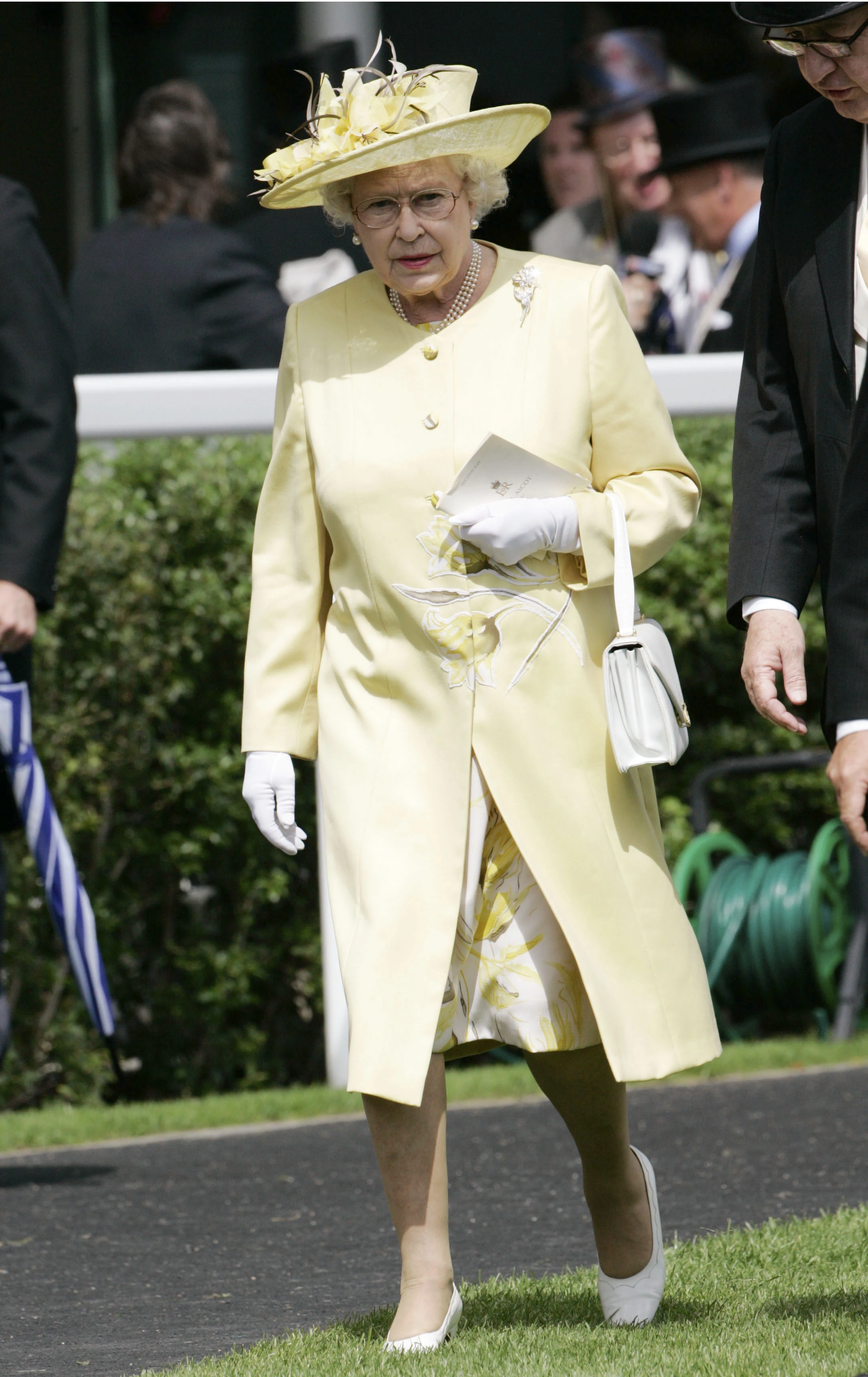 У Лондоні: грандіозне відкриття експозиції моди королеви Єлизавети II.
1