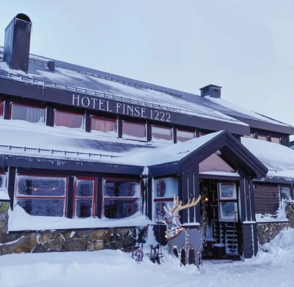 Я поїхав на «найкрасивішому поїзді Європи» туди, де знімали «Зоряні війни» 17 Фасад готелю Finse 1222 у Фінсе, Норвегія