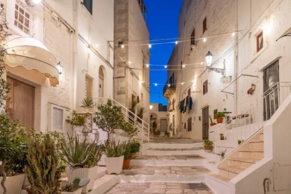 «Італійський Санторіні» з перельотами в квітні за 15 фунтів стерлінгів та близьким сполученням з Грецією 4