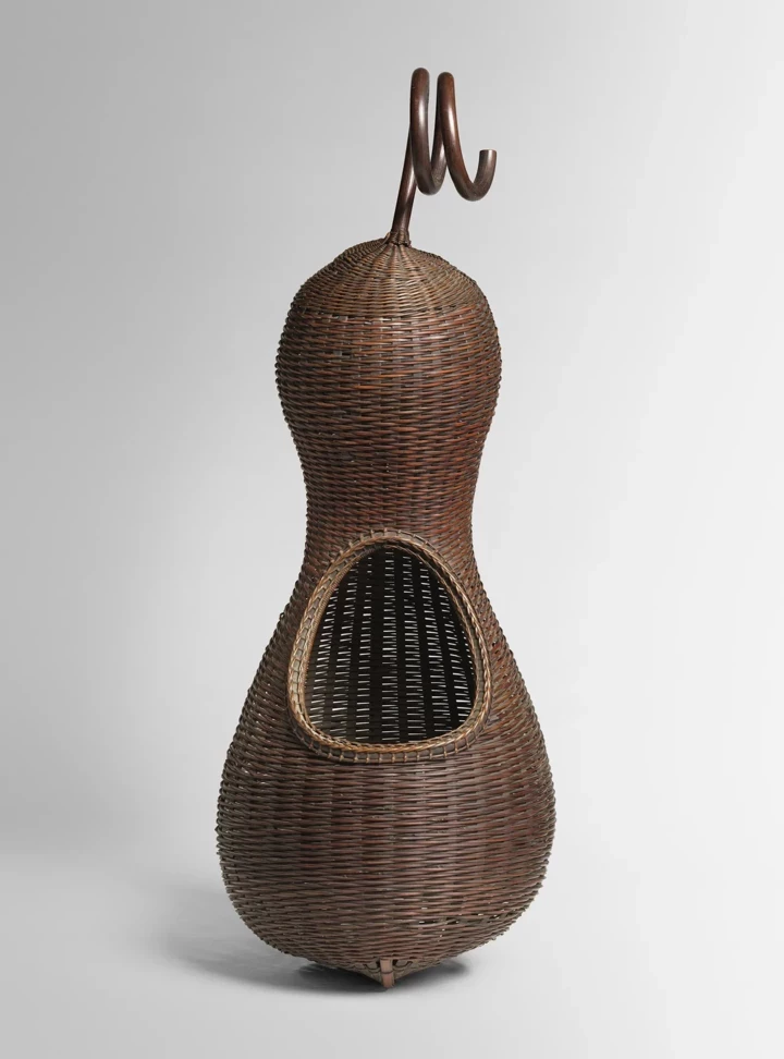 Інформація про показ Costume Art в Метрополітен-музеї.
2