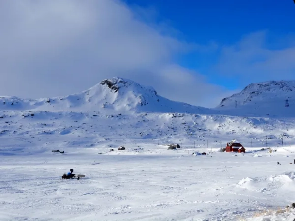Я поїхав на «найкрасивішому поїзді Європи» туди, де знімали «Зоряні війни» 14 Сніжний пейзаж і маленька червона церква вдалині на півночі Норвегії