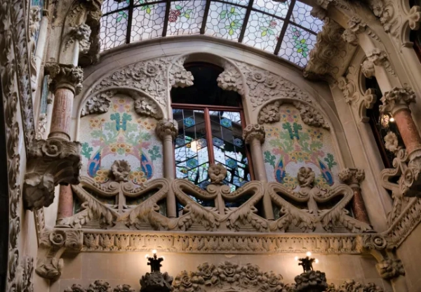 «Затишна» альтернатива Барселоні з перельотами за £34 та 20°C у квітні 11 3D27GHH Гарні центральні сходи в стилі модерн будинку Casa Navas у Реусі, Іспанія