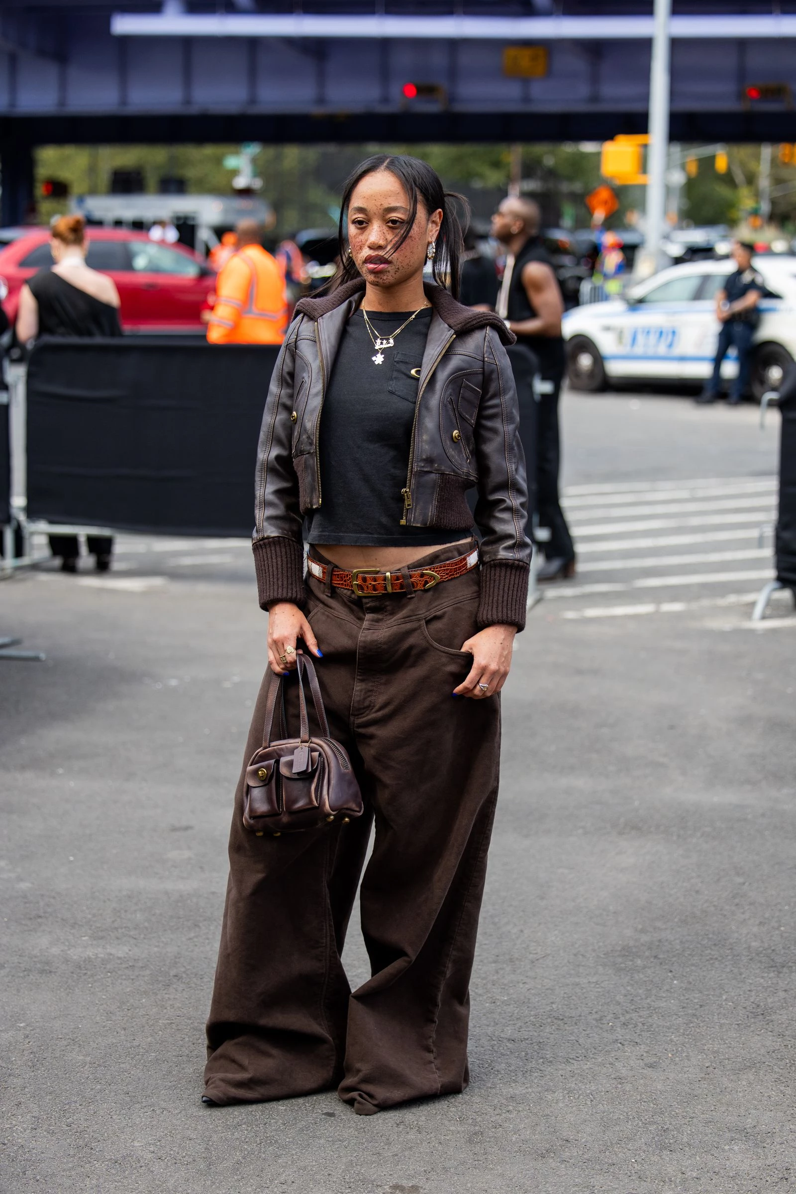 Джинси інших відтінків: 4 альтернативи синьому, що сподобаються стильним жінкам.
1