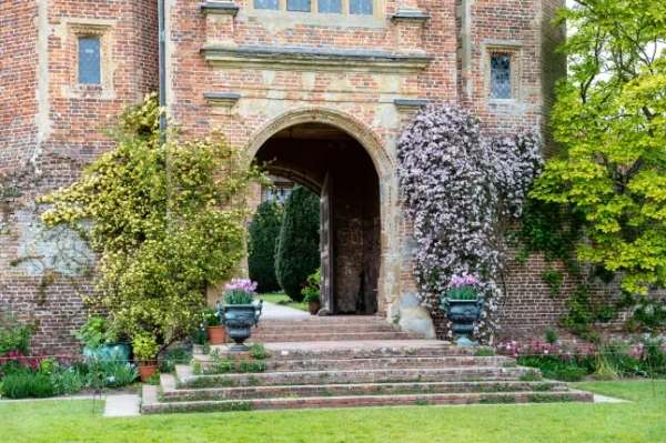 Сад замку Сіссінгхерст: історичний оазис квітів та чарівності Великої Британії