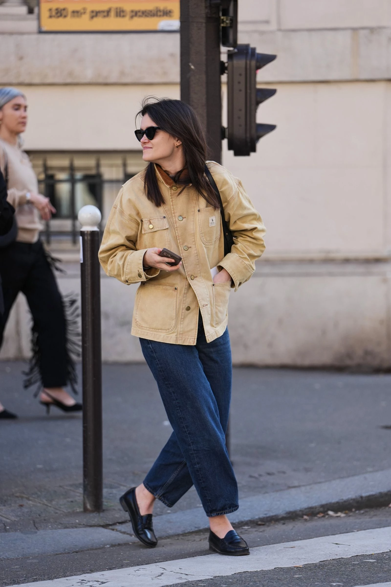 Джинси-кльош з 90-х повертаються у моду цієї весни.