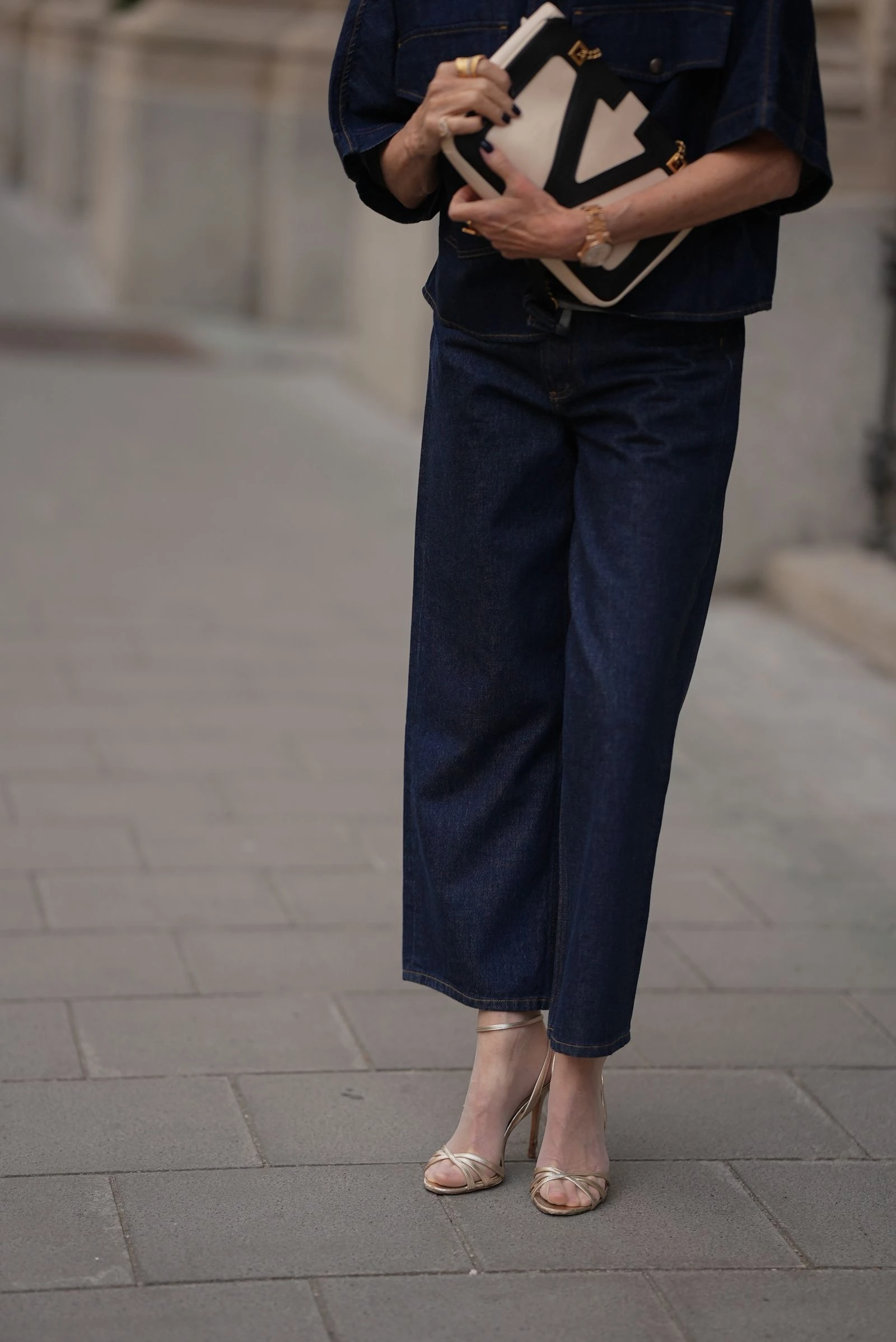 Джинси-кльош з 90-х повертаються у моду цієї весни.
2