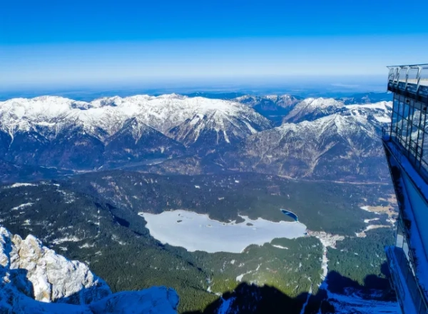 Вид на озеро Айбзее, Німеччина, зверху в Альпійській долині