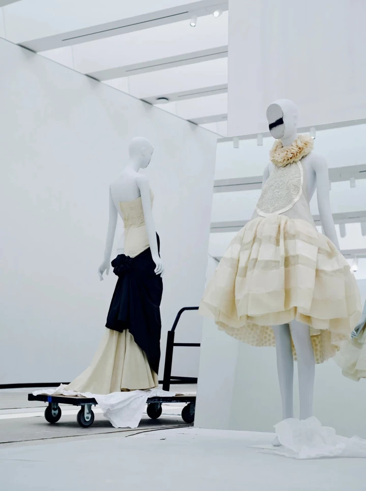 Інформація про показ Costume Art в Метрополітен-музеї.
4