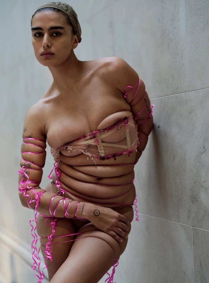 Інформація про показ Costume Art в Метрополітен-музеї.
5