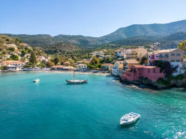 Панорамний вид з повітря на мальовниче рибальське село Ассос, Кефалонія, Греція.