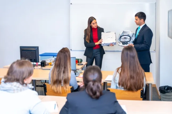 Інструктор школи бортпровідників демонструє інноваційну кисневу маску для обличчя